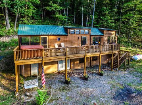 Family Cabin on 6 Acres w/Lake Access & Hot Tub!