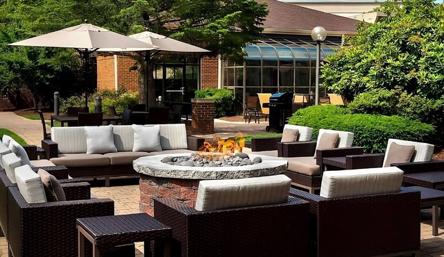 Family-Friendly Adventure: 2 Budget Rooms w/Pool Access: Near Bowen's Wharf