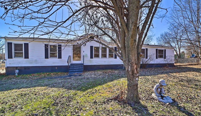 Family-Friendly Bernice Home: 2 Mi to Lake & Park!