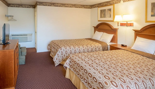 Family-Friendly Inn! Minutes to Palmyra Bowling Alley, FREE Onsite Parking!