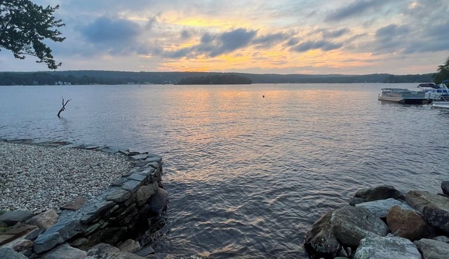 Family-Friendly Lakeside Cottage with Spectacular Sunset Views Pet-Friendly!