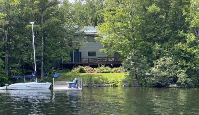 Family-friendly Lakefront Retreat with Modern Amenities and Stunning Views