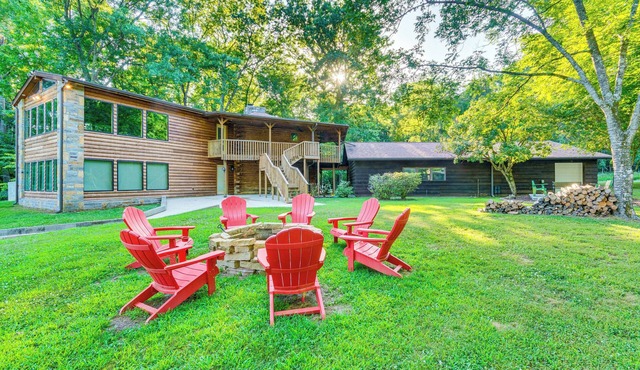 Family-Friendly Riverfront Manor on the Little Red