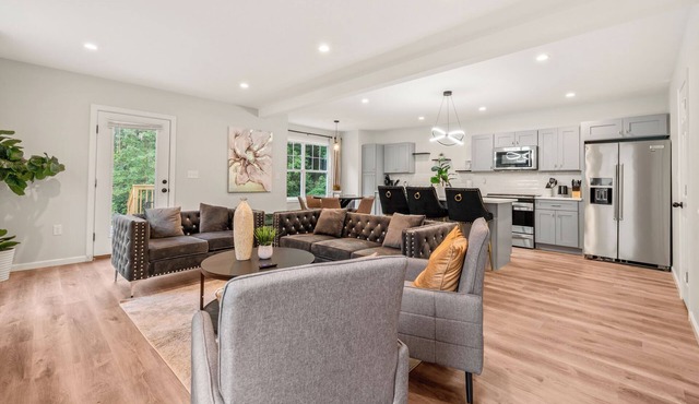 Family-Friendly Retreat - Sleeps 20 in Bloomfield, CT