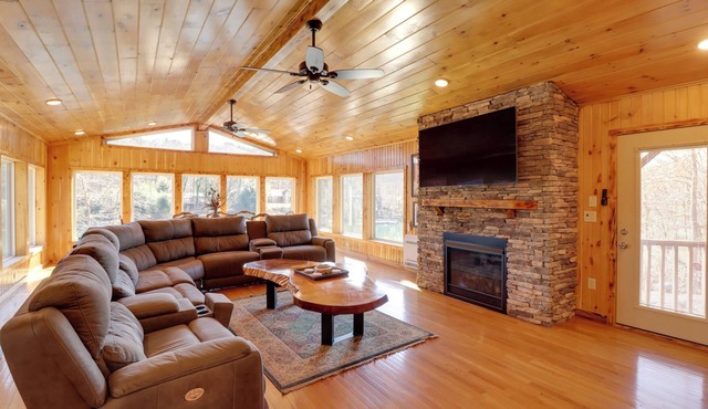 Family-friendly Riverfront Manor on the Little Red