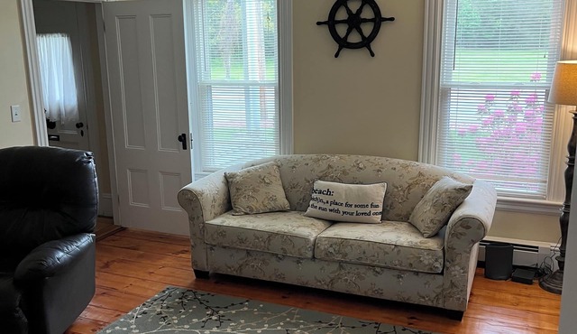 Family friendly serene house close to beaches, sleeps 8, lot off street parking