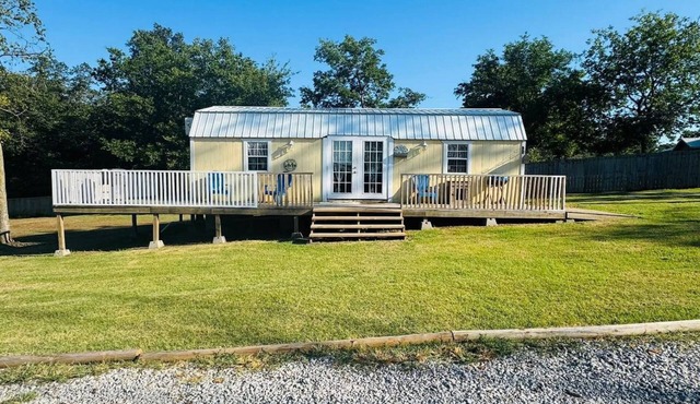 Family friendly, Spacious country setting near Lakes. roomy parking.