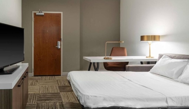 Family Fun Stay w/Indoor Pool. Near Burns Park and Little Rock Zoo.