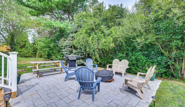 Family Gem w/Spacious Yard: 5 Mi to Second Beach