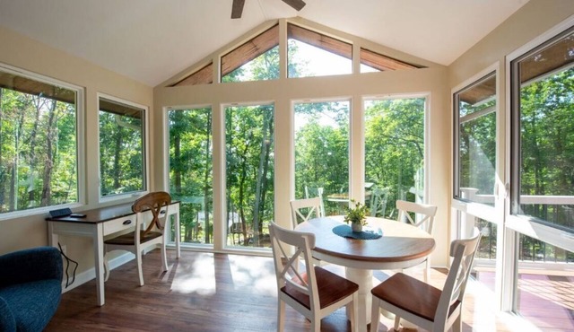 ~Family & Pet Friendly Mountain Cabin~ Steam Shower~ 5 minutes from lake.