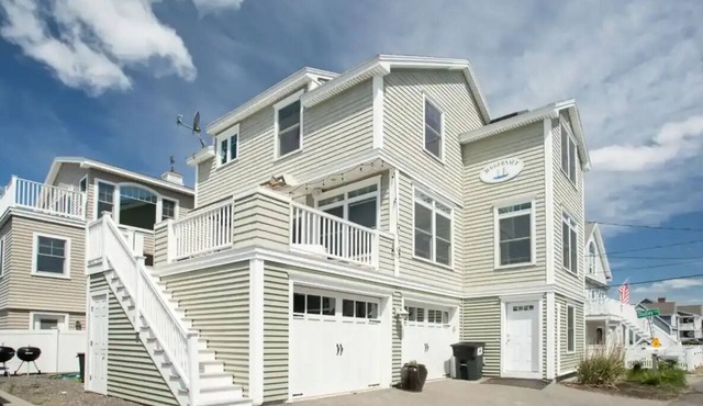 Fantastic Beach House! 4 bedroom across the Ocean.