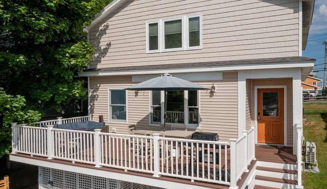 Fantastic house for large families, unique ROOFTOP DECK! 2 min. from the beach!