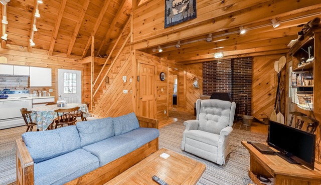 Fantastic retreat close to lake with nearby boat access & private beach - dog OK