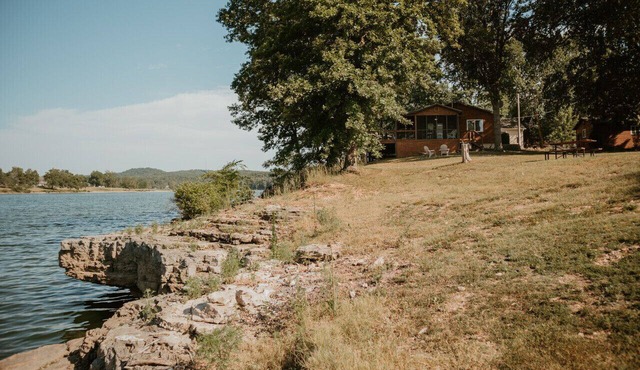 Firefly Cottage - Escape to Serenity: 2-Bedroom Lake-View Retreat