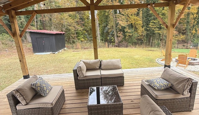 Firepit, Deck, Mini Golf, Relaxing 3B Getaway @CLT