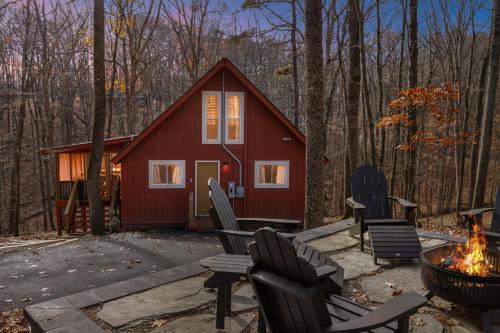 Fireplace, Fire Pit, Deck, WiFi & Pool Access