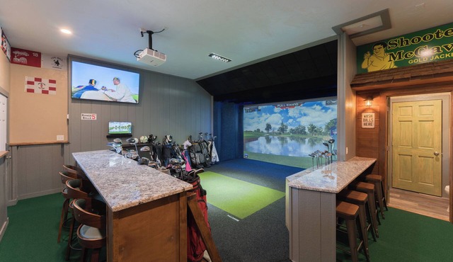 First Class "FORE"- 11 Bed - Sleeps 21 - Full Swing Golf Simulator-Putting Green