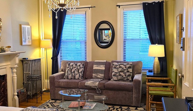 "Fort Hill Inn, Boston" Cozy Studio Suite, Eat in Kitchen, 5 minutes to Center