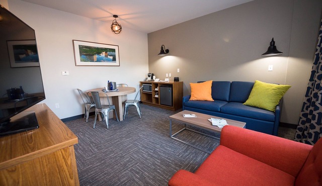Four 2-bedroom Suites with 2 Queens and 1 King at The Kartrite Resort!