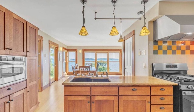 Fox Beach House! Oceanfront home, sleeps 10!