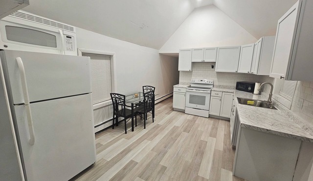 FOXWOODS/MOHEGAN SUN WITHIN 10 MINUTES Charming 3-Bdrm 2-Bath and Office.