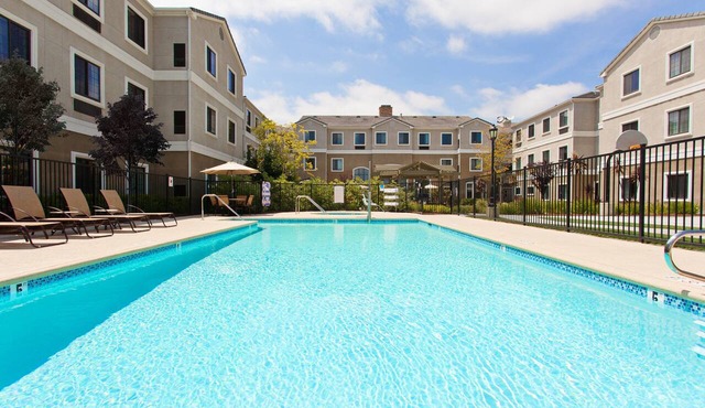 Free Breakfast. Outdoor Pool & Hot Tub. Only 30 Min to Disney!