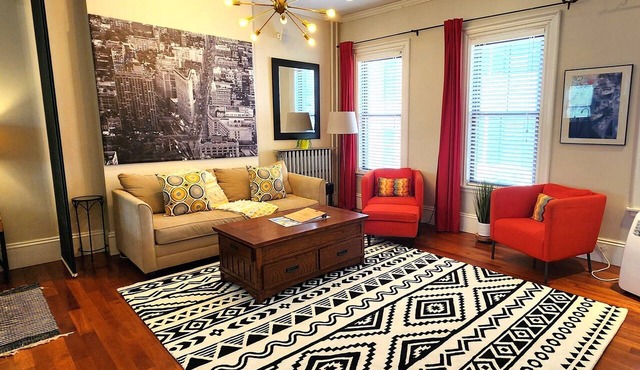 Fresh Modern City Loft Apt! Easy Access to the city!