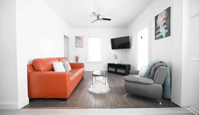 FRESHLY RENOVATED 2 BR APARTMENT!