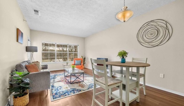 Frontdesk | Bright 1 BR Close to Downtown