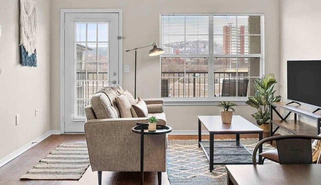 Frontdesk | Bright 1 BR on the North Side