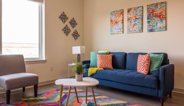 Frontdesk | Vibrant 1BR Apt in the City Center !