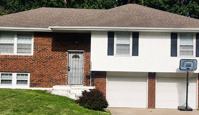 Full 3-bedroom house in Raytown. Easy 10 min drive to FIFA Kansas City Stadium.