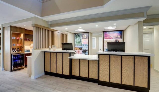 Fun Day at LEGOLAND Discovery Center! Spacious 2BR Unit w/Free Breakfast, Pool!