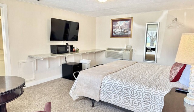 Gallagher`s Travels Room One (King Bed)
