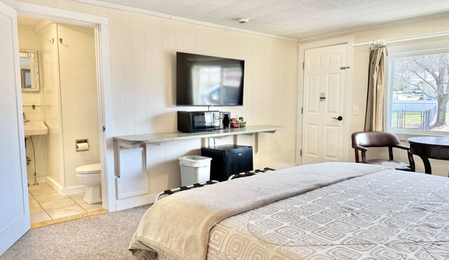 Gallagher`s Travels Room Two (King Bed)