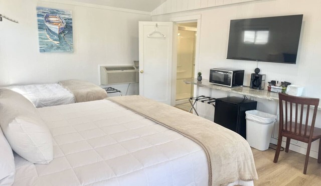 Gallagher`s Travels Room 4 One King/One Double bed
