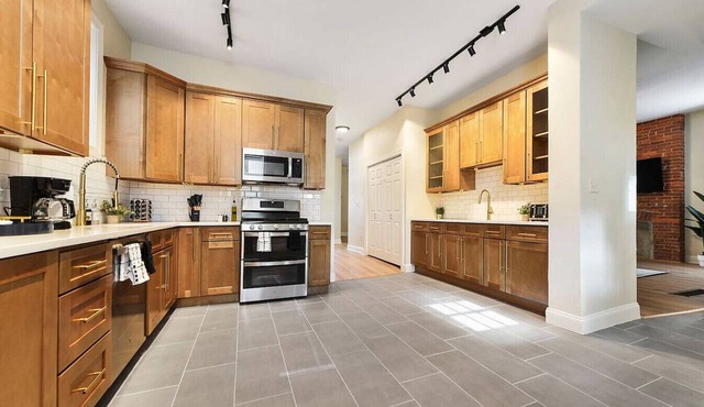 Games+Netflix+BBQ+FREE Parking Near Bakery Square