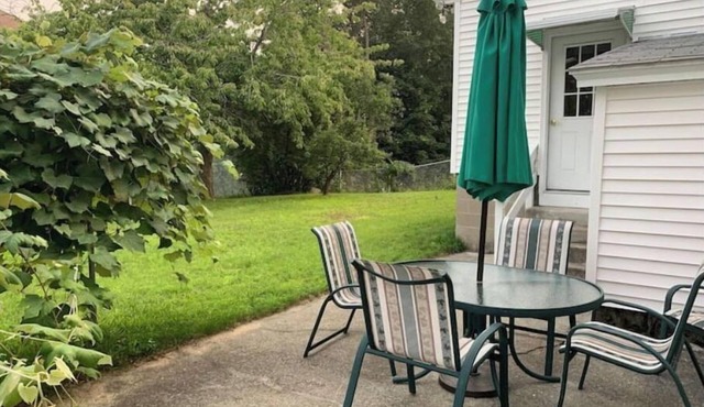 Garage, Fully Fenced Yard, Sleep 8, Walk to Downtown