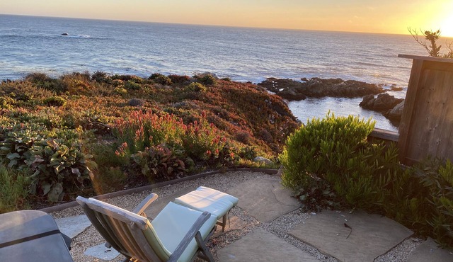 Gateway to Big Sur, 10 min to Carmel restaurants. Pebble Beach 8 miles away