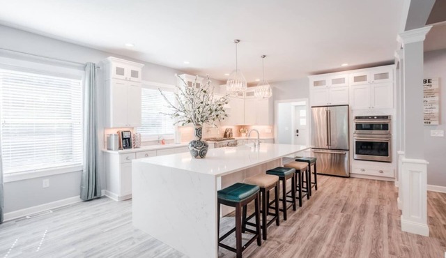Glamorous, Upscale 5B Hyde Park Home w/Patio