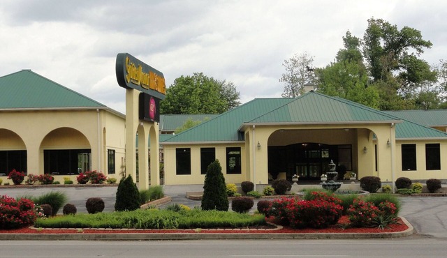 Golden Manor Inn & Suites