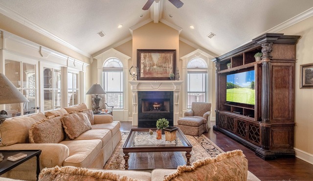 Golf Course, Enormous Porch, 2 Living Areas, Easy Access, 6 Beds, large BR's