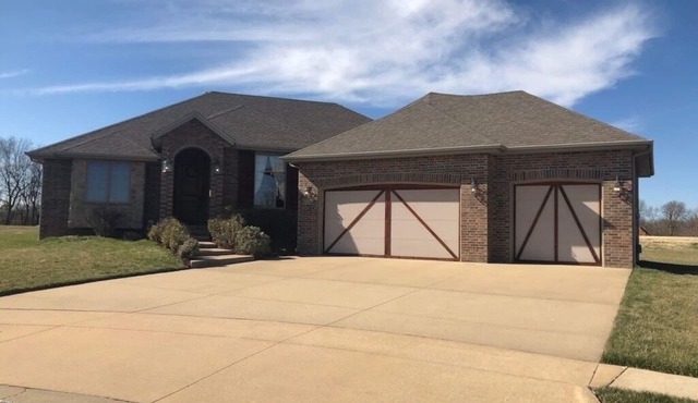Golf Getaway! Perfect for Large Families! Only 10 minutes from the Airport!