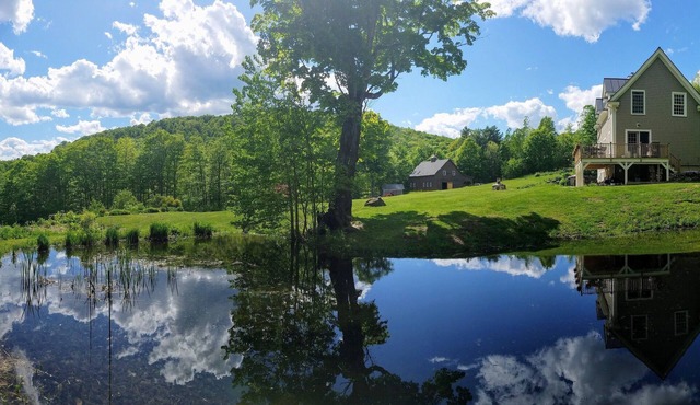Gorgeous 3-BR Song Sparrow Cottage. Gardens, trails, breathtaking foliage.