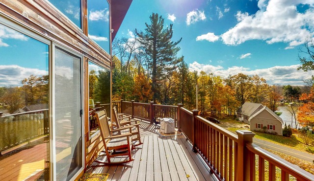 Gorgeous Lake Ashmere Home with Private Hot Tub & Lake Views, Screened Porch
