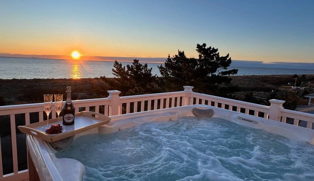 Gorgeous pano views, Beach Front Access and hot tub! Your peaceful escape!