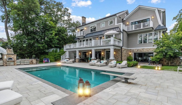 Gorgeous, Peaceful Sanctuary on lake minutes from Boston & all local colleges.