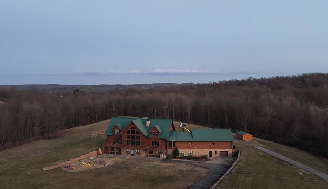Gorgeous, remote lodge on 100+ acres, 15 min from downtown Indiana