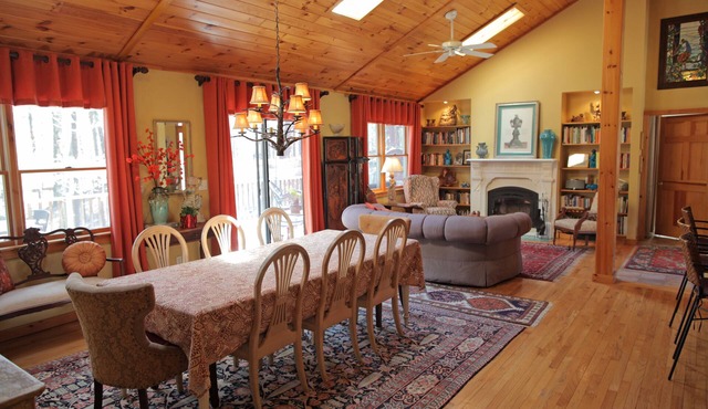 Gracious Woodstock Retreat -Walking Distance to Town