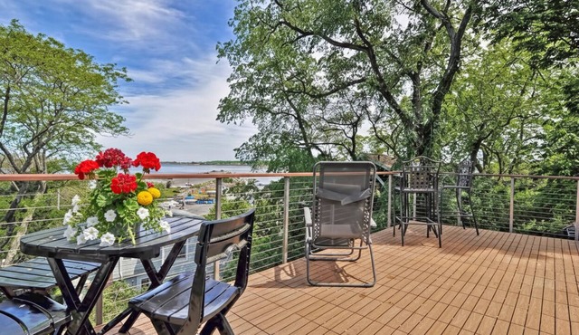 Granite Pier: Blends craftsmanship with modern amenities. Water views!